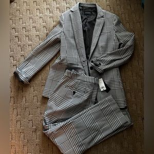 Brand New Banana Republic suit. Size 8 and 8R